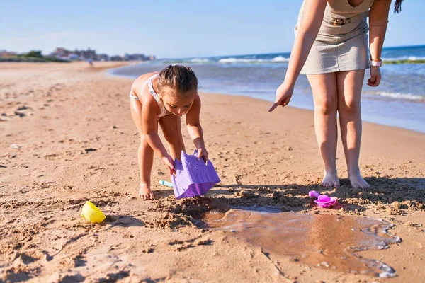 Мать Дочь Играют Пляже — стоковое фото