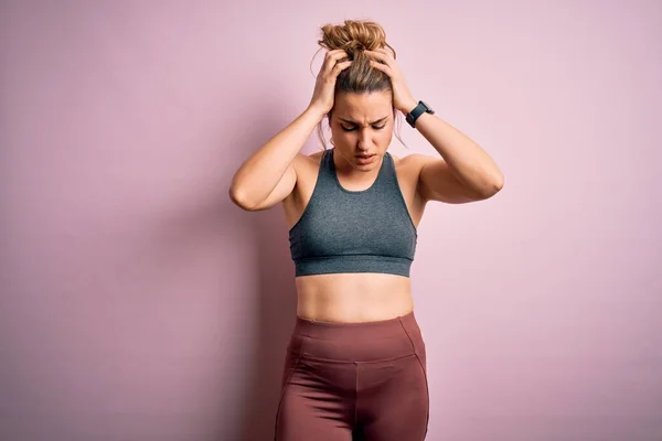 Joven Hermosa Deportista Rubia Haciendo Deporte Usando Ropa Deportiva Sobre —  Fotos de Stock