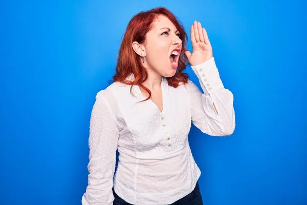 Joven Mujer Negocios Pelirroja Hermosa Con Camisa Elegante Pie Sobre —  Fotos de Stock