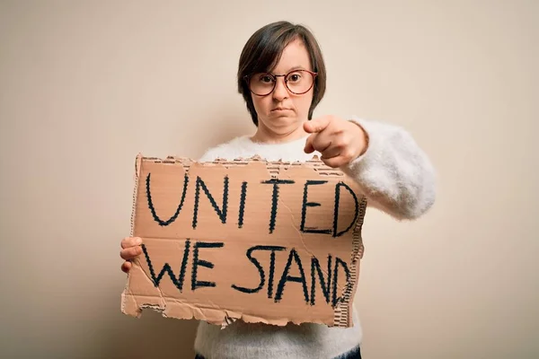 Junge Frau Mit Syndrom Hält Protestbanner Der Hand Und Zeigt — Stockfoto