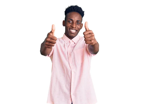 Jovem Afro Americano Vestindo Roupas Casuais Aprovando Fazer Gesto Positivo — Fotografia de Stock