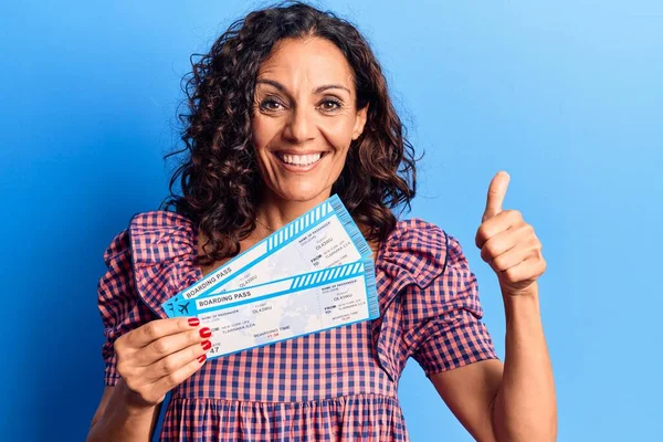 Edad Media Hermosa Mujer Sosteniendo Tarjeta Embarque Aerolínea Sonriendo Feliz —  Fotos de Stock