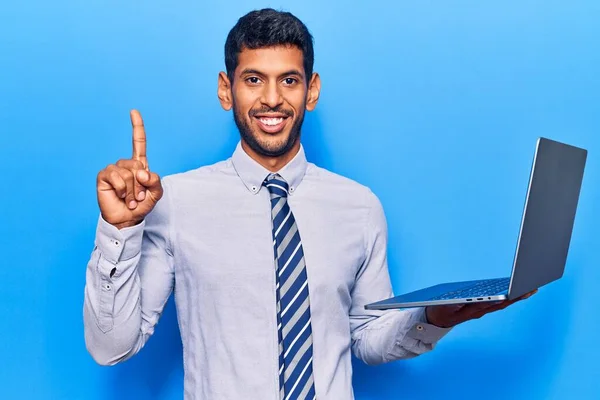 Jonge Latijnse Man Houdt Laptop Verrast Met Een Idee Vraag — Stockfoto