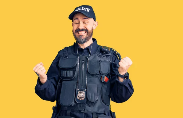 Homem Bonito Jovem Vestindo Uniforme Policial Muito Feliz Animado Fazendo — Fotografia de Stock