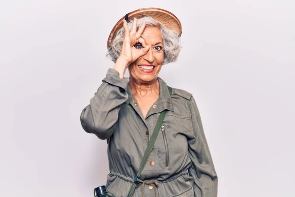 Starsza Siwowłosa Kobieta Kapeluszu Odkrywcy Uśmiecha Się Szczęśliwy Robi Znak — Zdjęcie stockowe