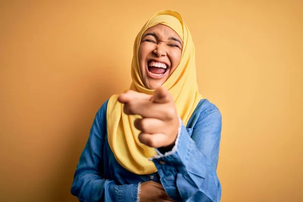 Jovem Mulher Bonita Com Cabelo Encaracolado Vestindo Árabe Tradicional Hijab — Fotografia de Stock