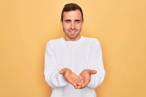 Homem Bonito Jovem Com Olhos Azuis Vestindo Camisola Casual Sobre — Fotografia de Stock