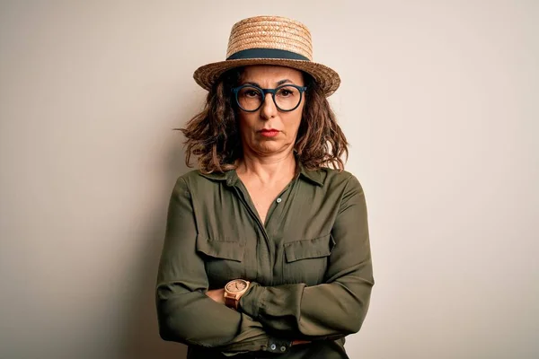 Mujer Morena Mediana Edad Con Gafas Sombrero Pie Sobre Fondo — Foto de Stock