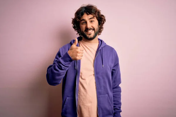 Joven Hombre Deportivo Guapo Con Barba Con Sudadera Casual Sobre — Foto de Stock