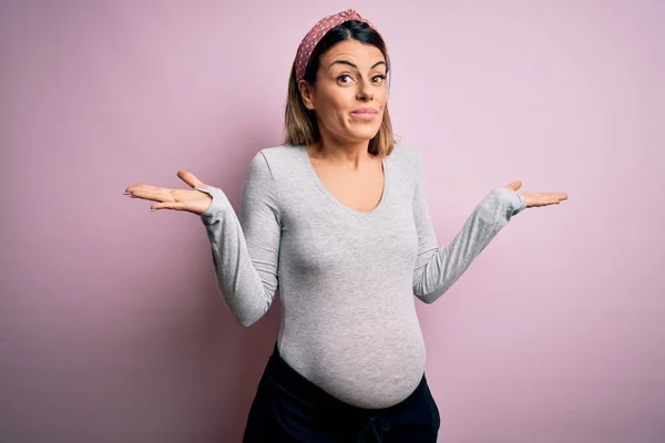 Jonge Mooie Brunette Vrouw Zwanger Verwacht Baby Geïsoleerde Roze Achtergrond — Stockfoto