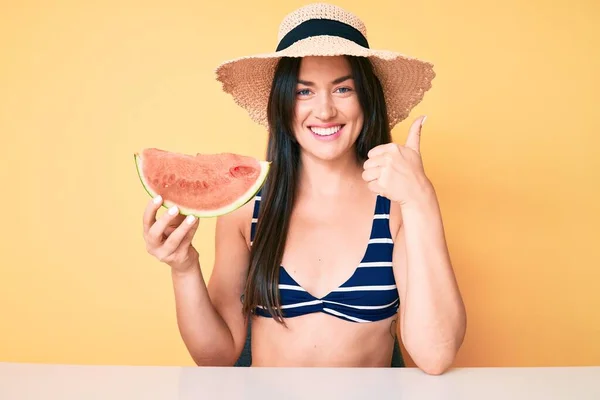 Ung Vacker Kaukasisk Kvinna Klädd Bikini Och Hatt Håller Skiva — Stockfoto