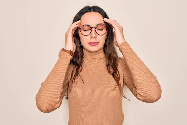 Junge Schöne Frau Lässigem Rollkragenpullover Und Brille Über Weißem Hintergrund — Stockfoto