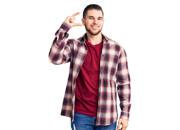 미남의 남자가 셔츠를 웃으며 자신감 몸짓을 손가락 카메라를 크기의 표지판을 — 스톡 사진