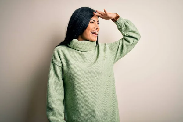 Joven Mujer Hispana Hermosa Vistiendo Suéter Invierno Verde Sobre Fondo — Foto de Stock