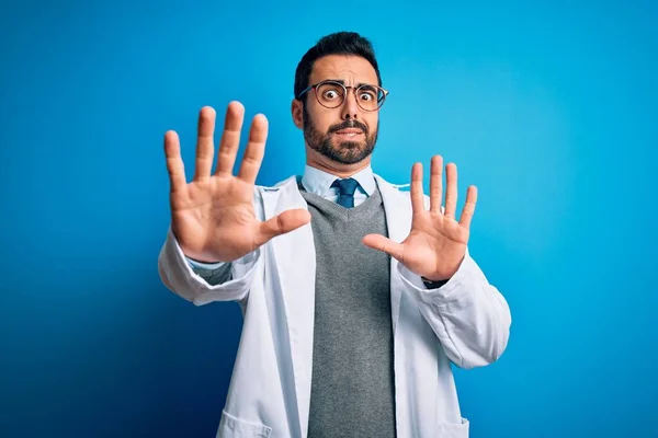 Joven Médico Guapo Con Barba Vistiendo Abrigo Gafas Sobre Fondo — Foto de Stock