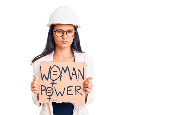 Joven Hermosa Chica Latina Usando Arquitecto Hardhat Sosteniendo Mujer Poder — Foto de Stock