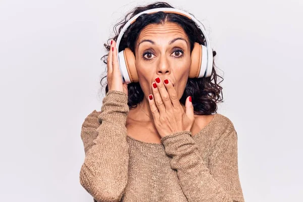 Mulher Bonita Meia Idade Ouvindo Música Usando Fones Ouvido Cobrindo — Fotografia de Stock