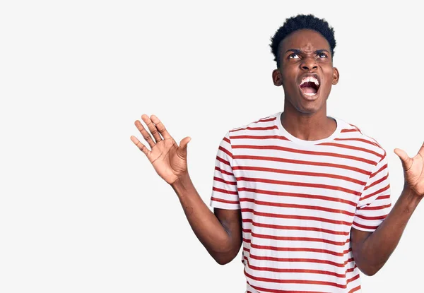 Jovem Afro Americano Vestindo Roupas Casuais Loucas Loucas Gritando Gritando — Fotografia de Stock