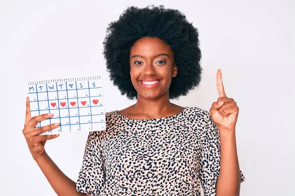 Jonge Afro Amerikaanse Vrouw Met Hart Kalender Glimlachend Met Een — Stockfoto