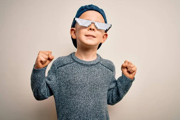 Młody Biały Dzieciak Okularach Życiowych Odizolowanym Tle Bardzo Szczęśliwy Podekscytowany — Zdjęcie stockowe