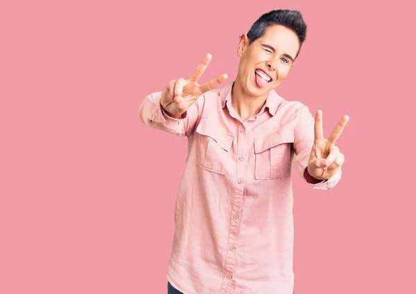 Jovem Com Cabelo Curto Vestindo Roupas Casuais Sorrindo Com Língua — Fotografia de Stock