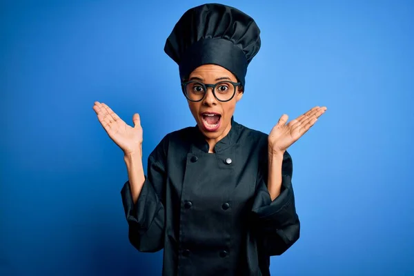 Joven Mujer Afroamericana Chef Con Uniforme Cocina Sombrero Sobre Fondo — Foto de Stock