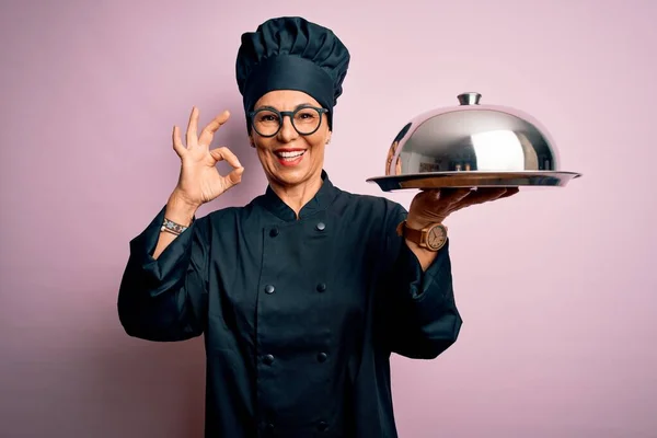 Middelbare Leeftijd Brunette Chef Kok Vrouw Dragen Fornuis Uniform Hoed — Stockfoto