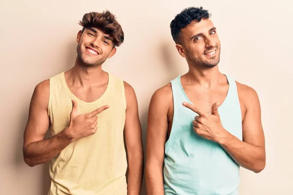 Neşeli Giyinen Genç Eşcinsel Bir Çift Yüzlerinde Mutlu Doğal Bir — Stok fotoğraf