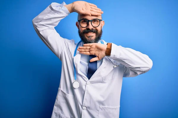 Guapo Calvo Doctor Hombre Con Barba Usando Gafas Estetoscopio Sobre — Foto de Stock