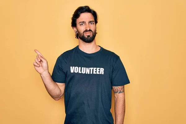 Junger Gutaussehender Hispanischer Freiwilliger Freiwilligen Shirt Als Sozialfürsorge Zeigt Besorgt — Stockfoto