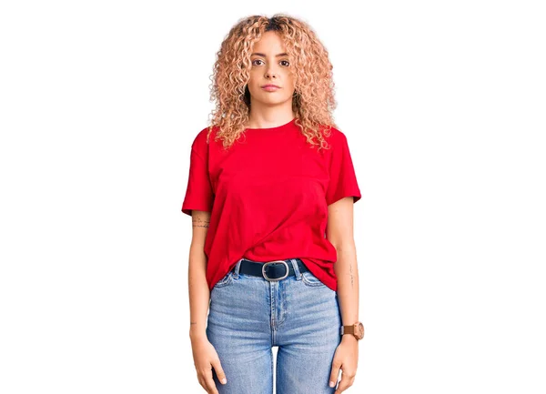 Jeune Femme Blonde Aux Cheveux Bouclés Portant Shirt Rouge Décontracté — Photo