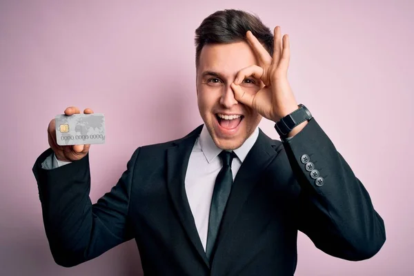 Νέος Όμορφος Καυκάσιος Επιχειρηματίας Κρατώντας Πιστωτική Κάρτα Πάνω Από Ροζ — Φωτογραφία Αρχείου
