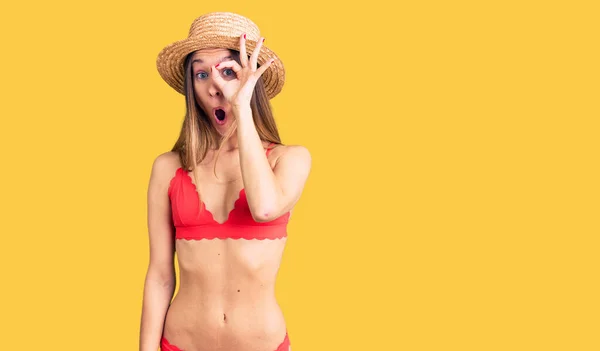 Mooie Brunette Jonge Vrouw Draagt Bikini Doen Gebaar Geschokt Met — Stockfoto