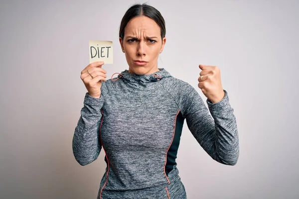 Młoda Fitness Kobieta Nosi Sportowe Ubrania Treningowe Trzymając Papier Dietą — Zdjęcie stockowe