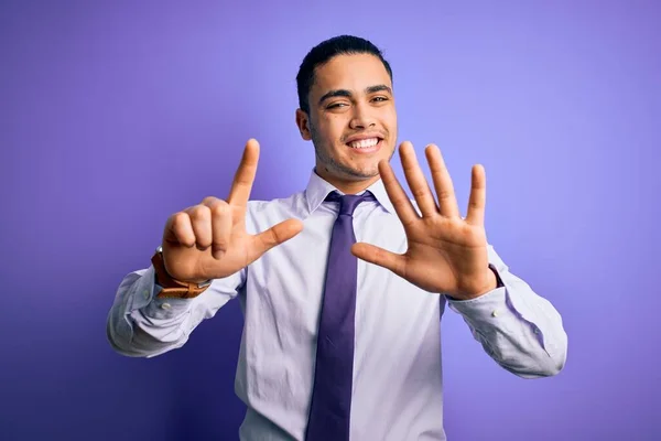 Jovem Empresário Brasileiro Vestindo Gravata Elegante Sobre Fundo Roxo Isolado — Fotografia de Stock