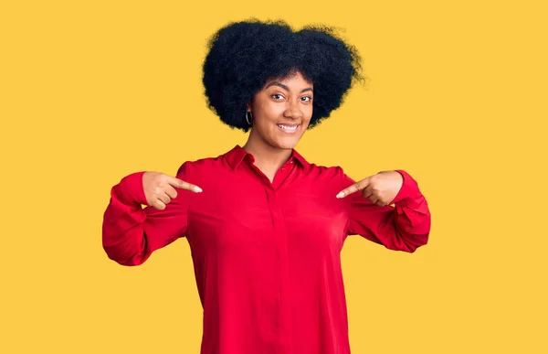 Молода Афроамериканська Дівчина Повсякденному Одязі Виглядає Впевнено Посмішкою Обличчі Вказуючи — стокове фото