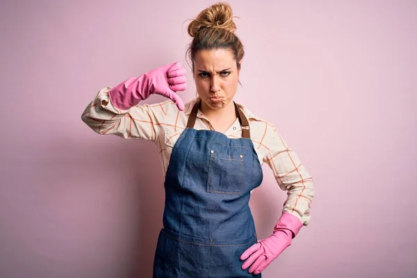 Young Beautiful Blonde Cleaner Woman Doing Housework Wearing Arpon Gloves — Stock Photo, Image