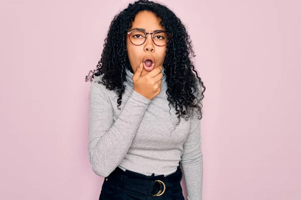 Młoda Afroamerykanka Swetrze Okularach Różowym Tle Zafascynowana Niedowierzaniem Zaskoczeniem Zdumieniem — Zdjęcie stockowe