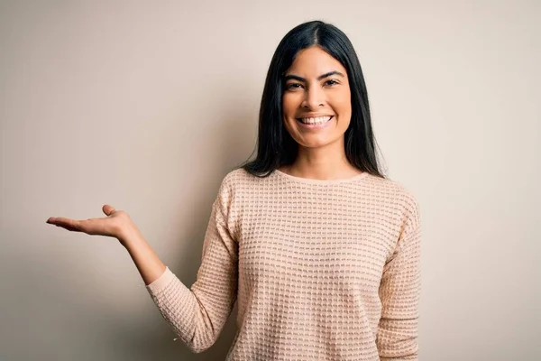 Young Beautiful Hispanic Woman Wearing Elegant Pink Sweater Isolated Background — Stock Photo, Image