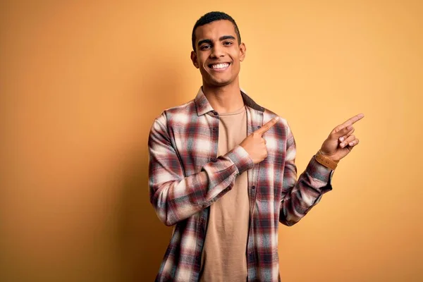 Junger Gutaussehender Afrikanisch Amerikanischer Mann Lässigem Hemd Steht Lächelnd Vor — Stockfoto