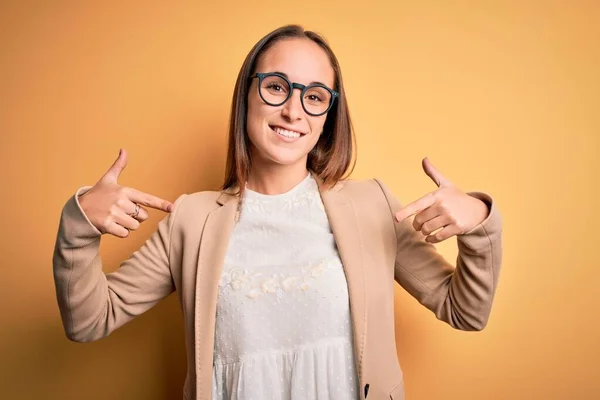 Jovem Mulher Negócios Bonita Vestindo Jaqueta Óculos Sobre Fundo Amarelo — Fotografia de Stock