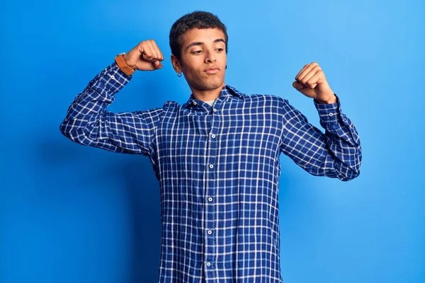 Joven Hombre Amerciano Africano Usando Ropa Casual Mostrando Los Músculos — Foto de Stock