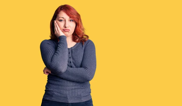 Jovem Mulher Ruiva Bonita Vestindo Casual Shirt Pensando Parecendo Cansado — Fotografia de Stock