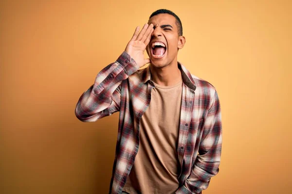 Junger Gutaussehender Afrikanisch Amerikanischer Mann Lässigem Hemd Vor Gelbem Hintergrund — Stockfoto