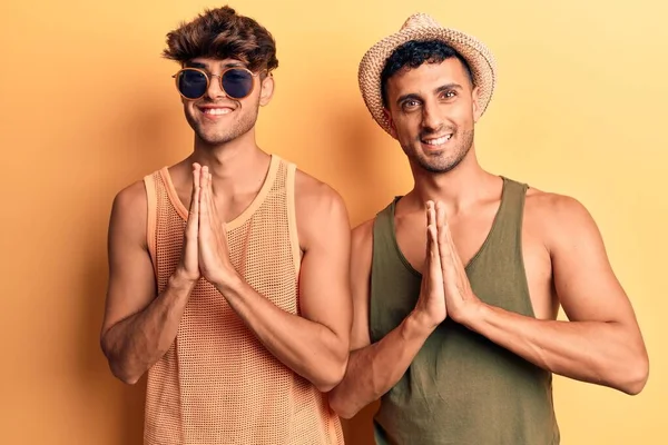 Jovem Gay Casal Vestindo Verão Roupas Orando Com Mãos Juntos — Fotografia de Stock