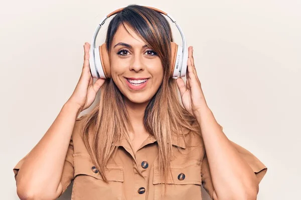 Joven Hermosa Mujer Escuchando Música Usando Auriculares Que Ven Positivos — Foto de Stock