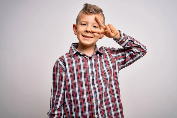 코카서스 아이가 손가락으로 평화의 상징을 미소를 있습니다 — 스톡 사진