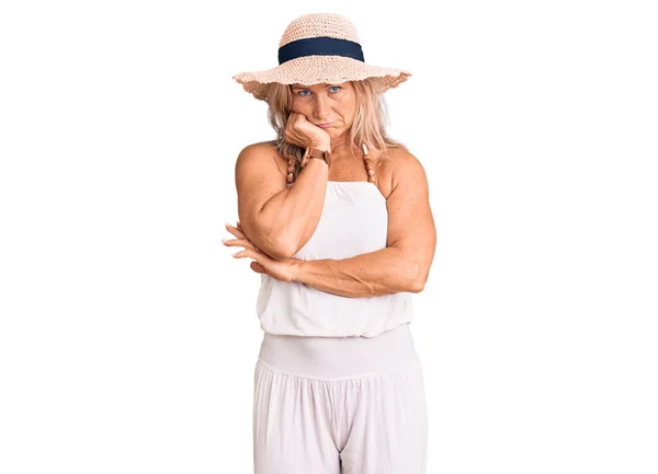 Mujer Rubia Forma Mediana Edad Que Usa Sombrero Verano Pensando — Foto de Stock