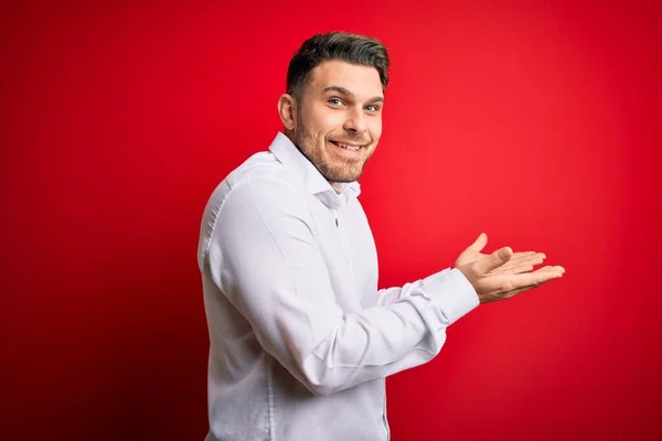 Joven Hombre Negocios Con Ojos Azules Con Elegante Camisa Pie — Foto de Stock