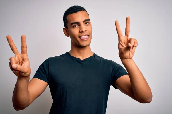 Junger Gutaussehender Afrikanisch Amerikanischer Mann Lässigem Shirt Der Vor Weißem — Stockfoto